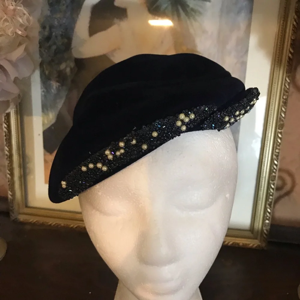 VINTAGE 1960'S BLUE VELOUR BERET STYLE HAT WITH RHINESTONE EMBELLISHMENT - Picture 5 of 13